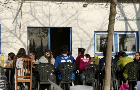 Persones fent una calçotada