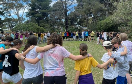 Infants d'esplai fent una rotllana a l'aire lliure